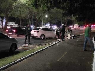 Frente do Onix ficou destruída na Avenida Lúdio Martins Coelho (Foto: Direto das Ruas)