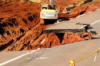 Asfalto cedido na BR-163, no km 501 (Foto: Henrique Kawaminami)