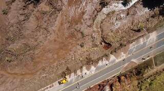 Imagem aérea da BR-163 destruída pelo rompimento da barragem no loteamento de luxo, Nasa Park (Foto: Osmar Veiga)