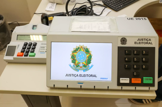 Urna eletrônica sendo preparada para as eleições (Foto: Paulo Francis/Arquivo)