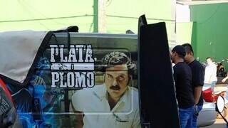 Furgão com foto de personagem de Pablo Escobar em frente a velório de Lalo Gomes (Foto: Marciano Candia)