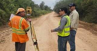 Trabalhadores na Picada 500, no Paraguai (Foto: Divulgação)