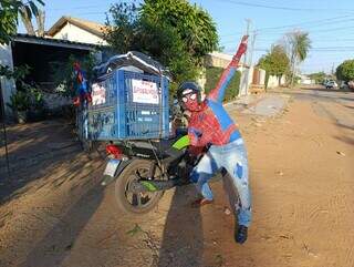 Em sua moto, ele carrega um tereré para matar a sede, e sai por ai fazendo as entregas vestido de super-herói (Foto: Arquivo Pessoal)