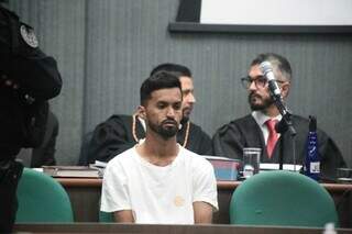 Alan sentado no bando dos réus durante julgamento (Foto: Marcos Maluf)