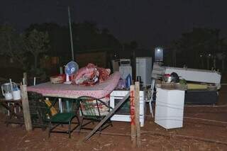 Pertences de moradora para fora de casa na noite desta terça-feira (21) (Foto: Paulo Francis)