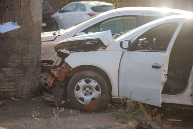 Motorista avan&ccedil;a a preferencial e causa acidente em cruzamento 