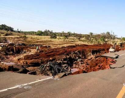 Parte da BR-163 desaba com rompimento de barragem e deve ficar pronta em 15 dias