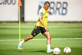 Uruguaio De la Cruz, esperança de classificação do Flamengo, chuta a bola em treino (Foto: Marcelo Cortes /CRF)