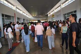 Estudantes no corredor da UCDB, universidade da Capital (Foto: Arquivo/Paulo Francis)