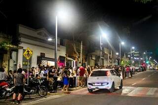 Movimentação em um dos bares na Rua 14 de Julho (Foto: Juliano Almeida/Arquivo)