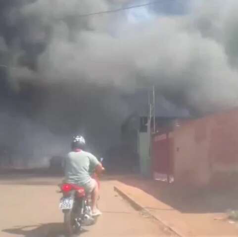 Loja de estofados pega fogo e fuma&ccedil;a encobre as ruas do Itamarac&aacute;