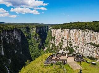 Vista do Cânion Itaimbezinho a partir de um dos mirantes construídos ao lado da charmosa Trilha do Vértice no Parque Nacional de Aparados da Serra (Foto: Divulgação)