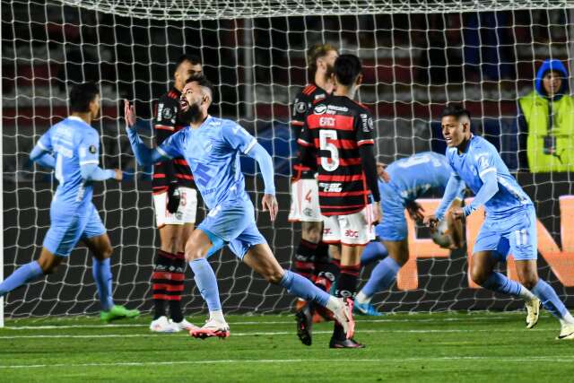 Flamengo sofre na altitude, perde para o Bol&iacute;var, mas avan&ccedil;a na Libertadores