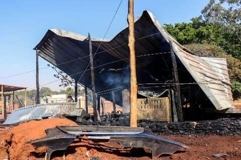 Vizinhos de barraco queimado negam envolvimento; bombeiros falam em curto