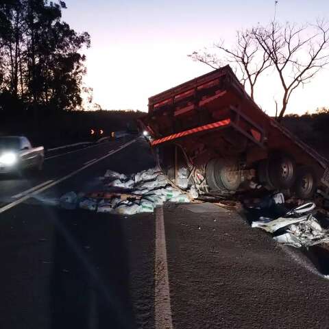 Acidente deixa caminh&atilde;o carregado de ra&ccedil;&atilde;o pendurado &agrave;s margens de rodovia