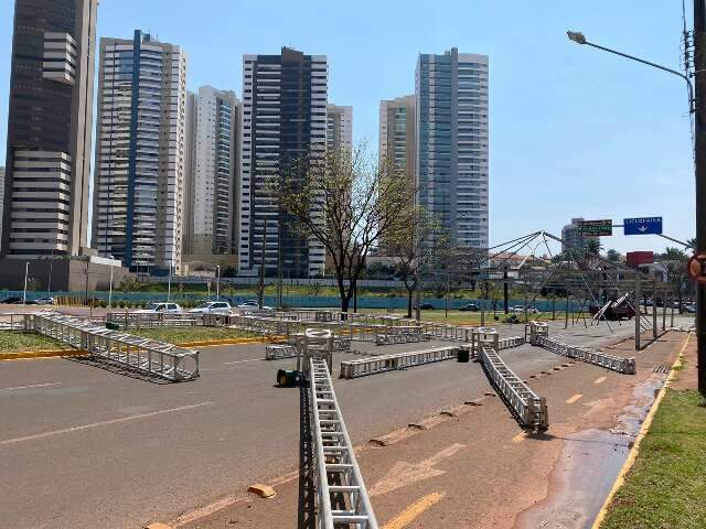 Montagem de palco para a Marcha para Jesus interdita avenida