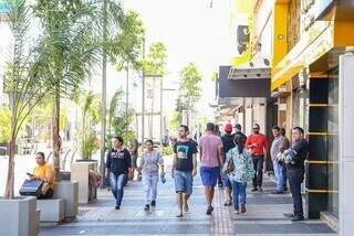 Pessoas caminham por calçadão na Rua 14 de Julho, no Centro de Campo Grande (Foto: Paulo Francis/Arquivo)