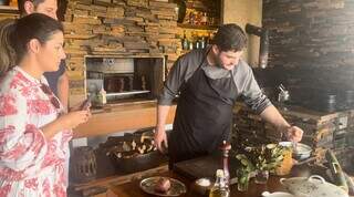 O Vistta é um restaurante do tipo nada igual, onde a cozinha é aberta e os clientes são convidados pelos chefs para acompanhar todo o processo de preparação do prato (Foto: Paulo Nonato de Souza)