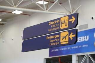 Placa informativa no saguão do aeroporto internacional de Campo Grande (Foto: Arquivo)