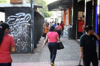 Pessoas caminhando pelo comércio na Rua 14 de Julho em Campo Grande (Foto: Osmar Veiga)