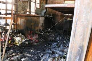 Comércio foi destruído pelo fogo (Foto: Henrique Kawaminami)