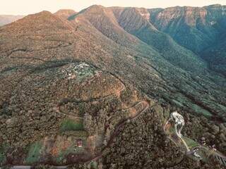 O acesso aos cânions é pela Serra do Faxinal em uma estrada que liga Praia Grande, Santa Catarina, a Cambará do Sul, no Rio Grande do Sul (Foto: Reprodução)