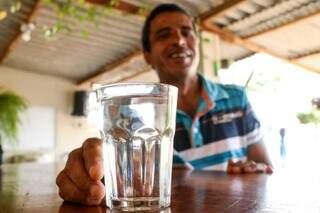 Para Clodoaldo, água tratada tem sabor de dignidade e virou lição de vida. (Foto: Henrique Kawaminami)