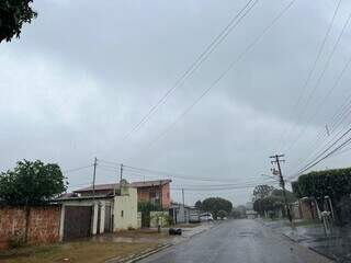 Chuva desta sexta-feira em Dourados, onde estiagem durava 24 dias (Foto: Helio de Freitas)