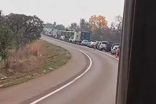 Fila de veículos ao longo da BR-163, em Campo Grande. (Foto: Direto das Ruas)