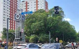 Semáforo no cruzamanto da Avenida Afonso Pena com a Rua 14 de Julho (Foto: Juliano Almeida/arquivo)