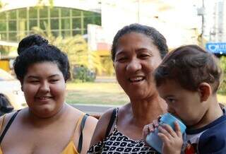 Elizabet, Talita e Davi contando a história da família deles em Campo Grande.