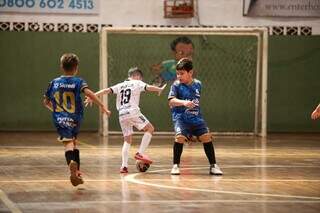 Pequenos atlesta durante partida da competição (Foto: Divulgação)