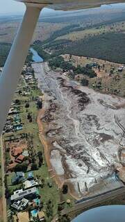 Barragem de represa do Nasa Park rompeu, causando estragos no caminho percorrido pelas águas (Foto: Direto das Ruas)