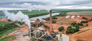 Imagem de antes do fogo mostra exatamente como é a área: de um lado do rio (MT) fica plantação e do outro (MS) a usina de Sonora.