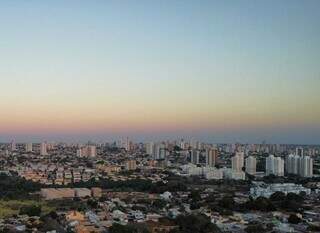 Céu de Campo Grande registrado por drone em fim de tarde de agosto (foto: Osmar Veiga)