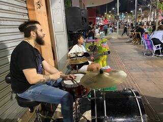 Frequentadores puderam ouvir música ao vivo, direto das calçadas (Foto: Thaila Torres)