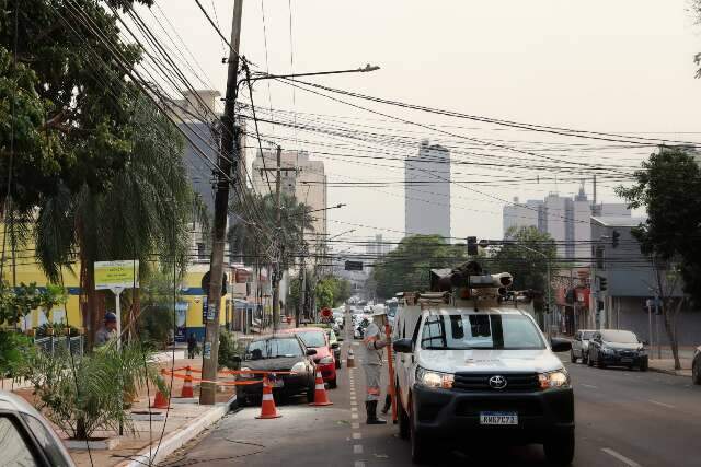 Fios pegam fogo em poste na Pra&ccedil;a do R&aacute;dio e atingem carro 