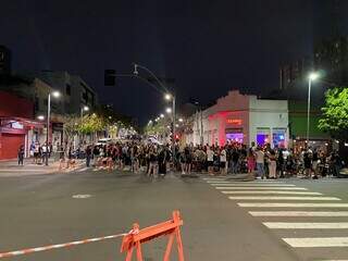 Galera reunida em bar em uma das quadras interditadas (Foto: Thaila Torres)