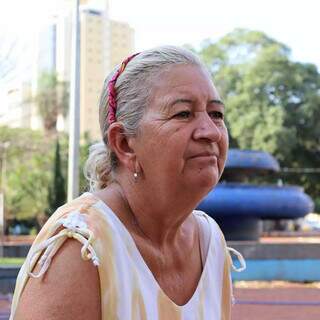 Dona Elza contando a história dela com Campo Grande (Foto: Osmar Veiga)