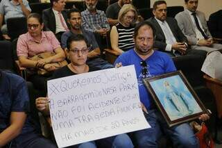 Gabriela Prado segura cartaz cobrando justiça durante reunião no MPMS (Foto: Paulo Francis)