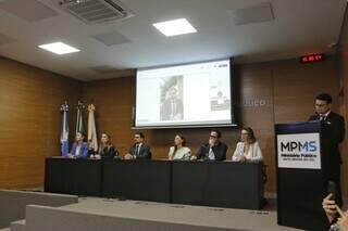 Reunião com autoridades que receberam os moradores vítimas do rompimento da barragem do Nasa Park (Foto: Paulo Francis)