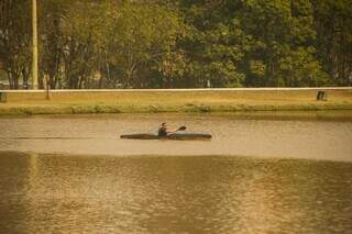 Homem dentro de caiaque no lago do Parque das Nações Indígenas (Foto: Marcos Maluf)