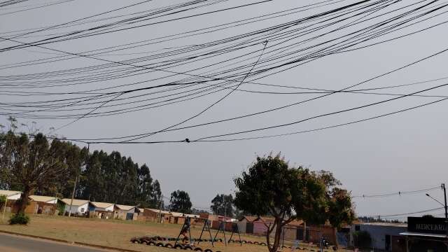 Morador de bairro de acesso &agrave; Rodovia BR-262 destaca problemas com fios ca&iacute;dos 