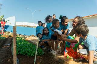 Leitura do guia gastronômico co os alunos da unidade escolar. (Foto: Tero Queiroz)