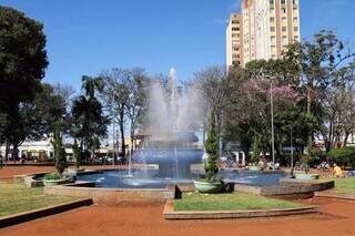 Chafariz ligado na Praça Ary Coelho, em Campo Grande (Foto: Henrique Kawaminami)