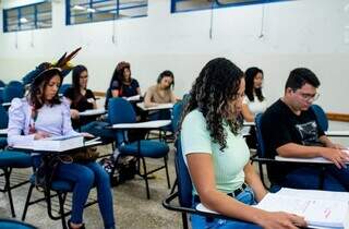 Estudante indígena e colegas em sala de aula da Universidade Estadual de MS (Foto: Divulgação/Leandro Benites/UEMS)