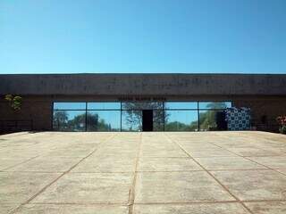 Rampa de acesso e entrada do Teatro Glauce Rocha, em Campo Grande (Foto: Divulgação/UFMS)