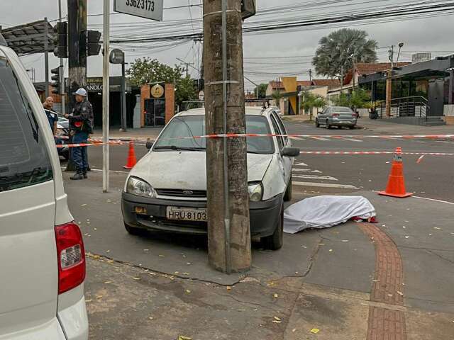 Motorista sofre mal s&uacute;bito, bate carro em poste e morre em avenida