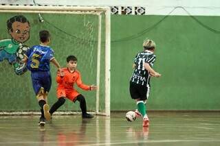 Jogador da Escolinha Pelezinho finalizando para o gol (Foto: Divulgação) 