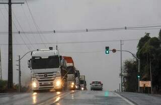 Tempo fechado e chuvoso na Rodovia BR-163 na altura do Jardim Veraneio (Foto: Juliano Almeida) 